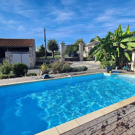 Gites De 2 A 11 Personnes Au Domaine D'Usson Echebrune Экстерьер фото