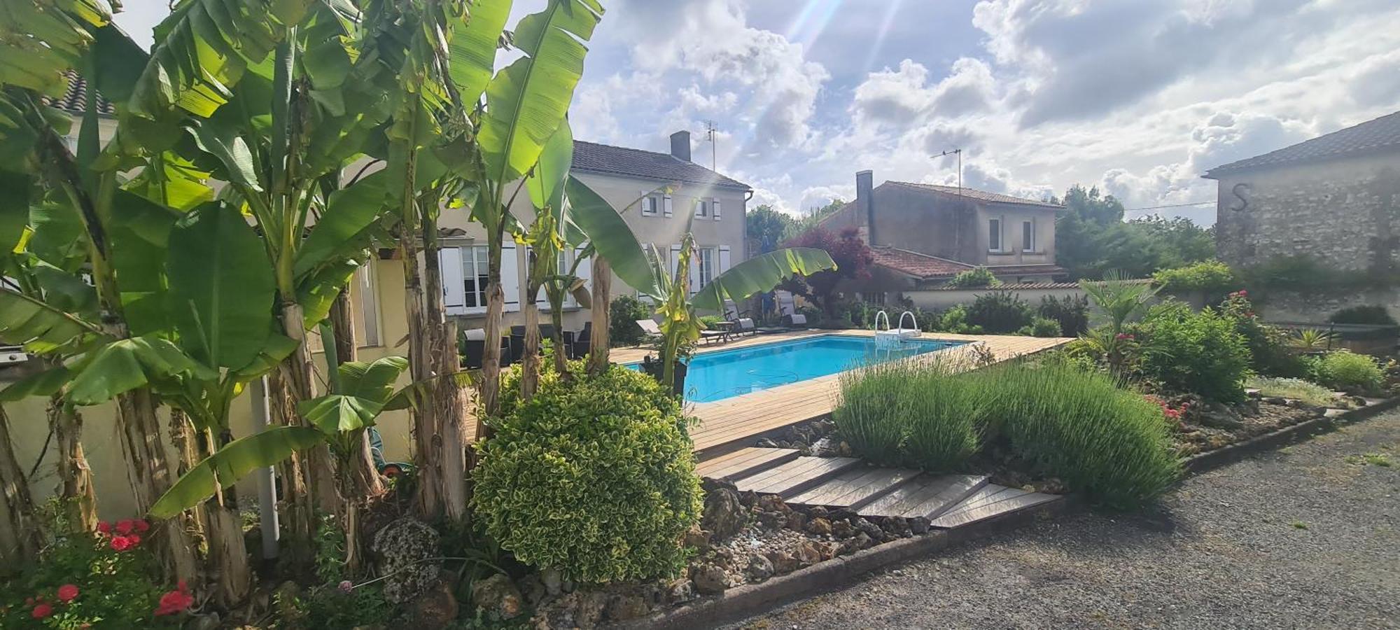Gites De 2 A 11 Personnes Au Domaine D'Usson Echebrune Экстерьер фото