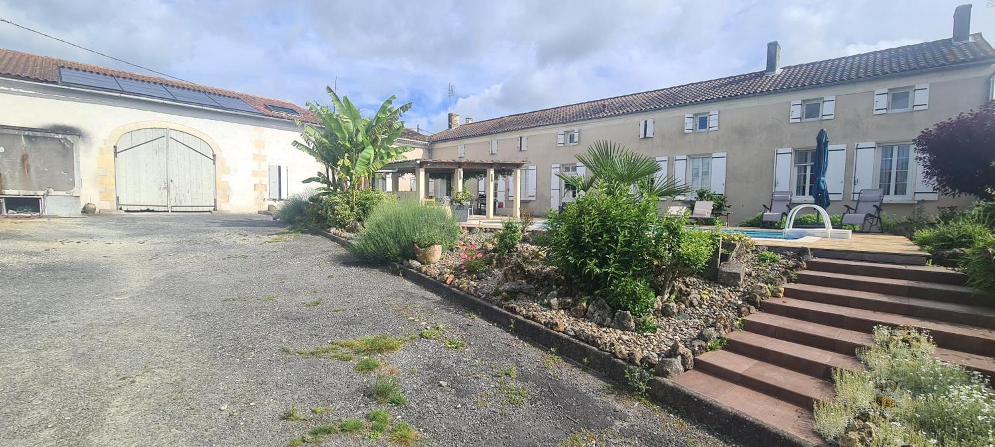 Gites De 2 A 11 Personnes Au Domaine D'Usson Echebrune Экстерьер фото
